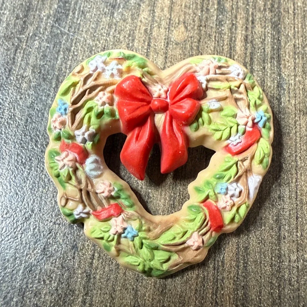 Hallmark 1985 Heart Wreath Pin Brooch Red‎ Bow Flowers Vintage